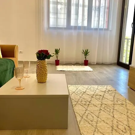 The Coziest Place In Town - 2 Metro Stations From City Center Apartment *